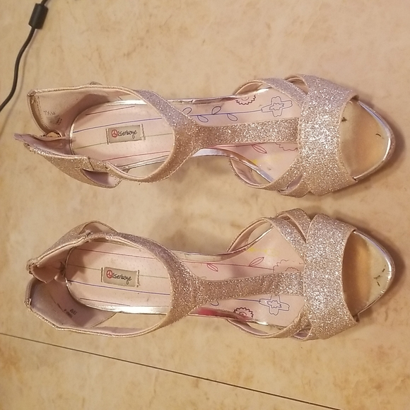 Shoes - Picture 3 of 4